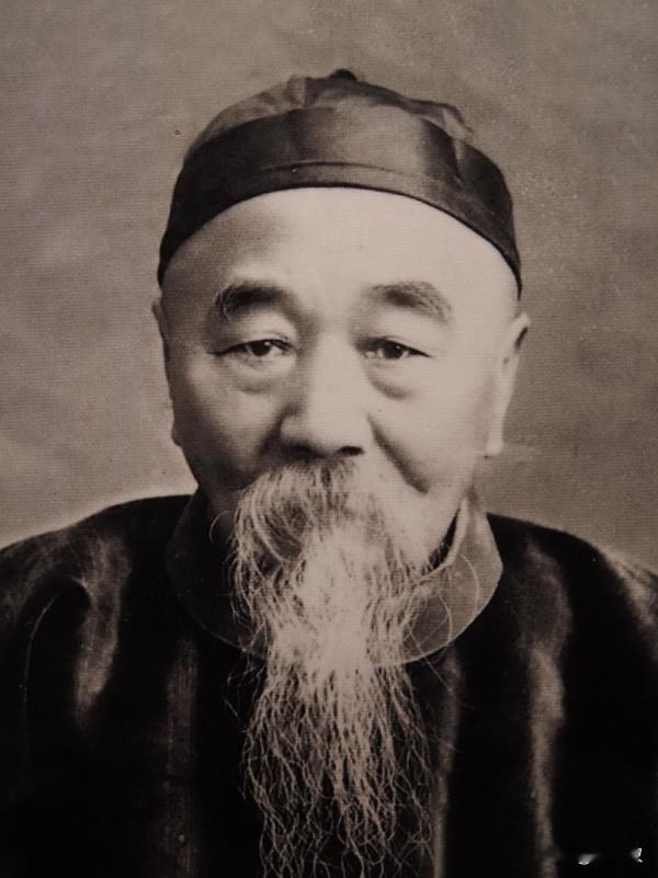 晚清黑色笑话：李瀚章敛财有规矩，收礼必办事，不让送礼人吃亏

说起李鸿章，几乎人人熟知，可很少有人留意他的大哥李瀚章。

兄弟二人，同出安徽李家，都在晚清官场身居高位，世人常拿他们对比。李鸿章一生周旋于列强之间，背负无数争议；而长兄李瀚章，在封疆大吏任上多年，留下的标签是善于敛财，晚清官场甚至流传一