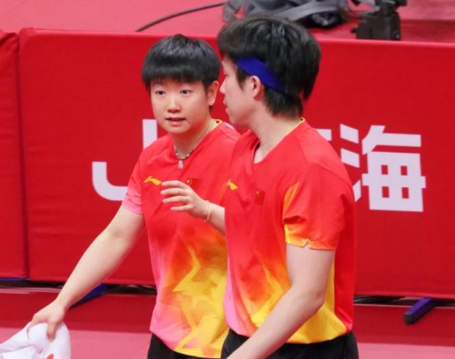 笑死我了！莎头为什么 3:0 拿下松岛辉空 / 张本美和，到底谁做主导？
侯英超说：两人打球，得有一个做主的。
莎头谁做主呢？
他没说！

一场看似干脆利落的零封对局，看完回放再琢磨侯英超那句解说。

直接把无数球迷的好奇心勾了起来，大家反复扒着回合录像，争论场上的决策权到底落在谁身上。

很多人第
