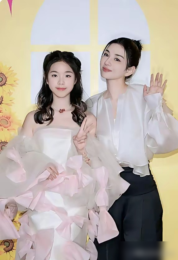 黄奕13岁女儿遭网友狠批：没遗传美貌还想当练习生？
黄奕带她赴韩学唱跳，明确说只是支持兴趣，不是要进娱乐圈。
网友却揪着颜值骂，说她不像黄奕更像爸，还拿木村光希、窦靖童这类星二代对比。
星二代颜值总被网友按爹妈基因打分，想沾娱乐圈的，连半分颜值都要挑刺。
说白了，这些苛刻的眼光，从来不是看孩