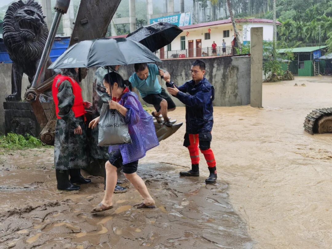 破68年纪录！海南五指山遭遇史诗级暴雨，单日雨量超越北方全年降水
 
近期海南多地遭遇罕见强对流降水天气。五指山在24小时内创下1958年有气象记录以来的最强单日降雨纪录。超常规的降水强度，直接让整座城市进入全面应急停摆状态，海南多区域同步遭遇极端雨情侵袭。
 
本轮极端降水的数据表现，刷新大众对暴