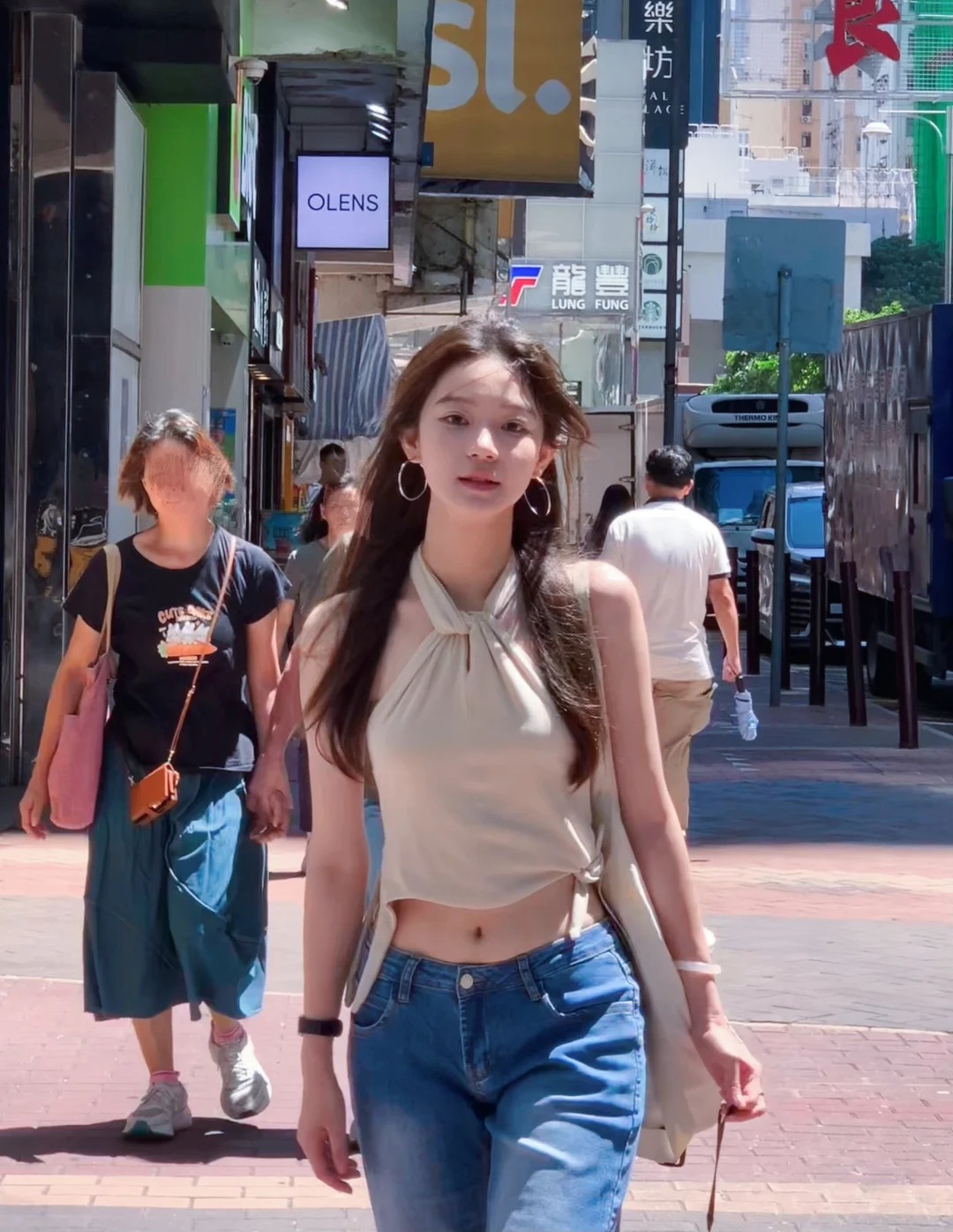 乖巧的北京校花小美女一枚，眼睫纤长且末梢微翘，像被精心修剪过的蝶翼，眨...