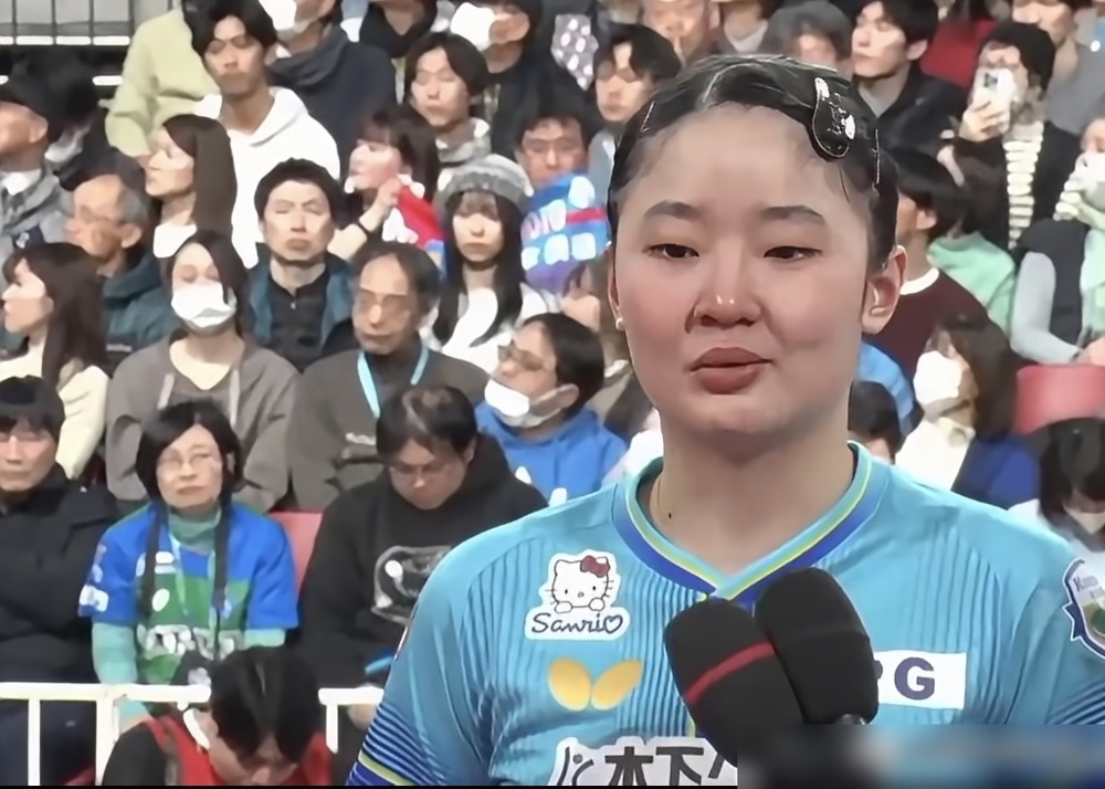 被王曼昱打到崩溃痛哭，18岁的张本美和，却当众打脸了自家媒体。
9月27日亚运半决赛，1比4惨败。三天内被王曼昱连揍两次，生涯战绩变成惨烈的1胜13负。
赛后采访区，小姑娘直接哭成泪人。日本解说赶紧递台阶，甩锅说现场中国球迷助威声太大，干扰了听觉和判断。
结果张本美和根本不接茬。她边哭边承认是
