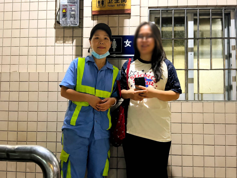 【手机落在公厕怎么办？这位失主10分钟后收到了惊喜[憧憬]】近日，越秀区环卫设施养护所保洁员彭亚丹在利成街公厕保洁时捡到一部手机，立即报告班长并妥善保管。约10分钟后，失主匆匆返回，经现场核实无误，手机顺利物归原主。为彭大姐点赞！ ​