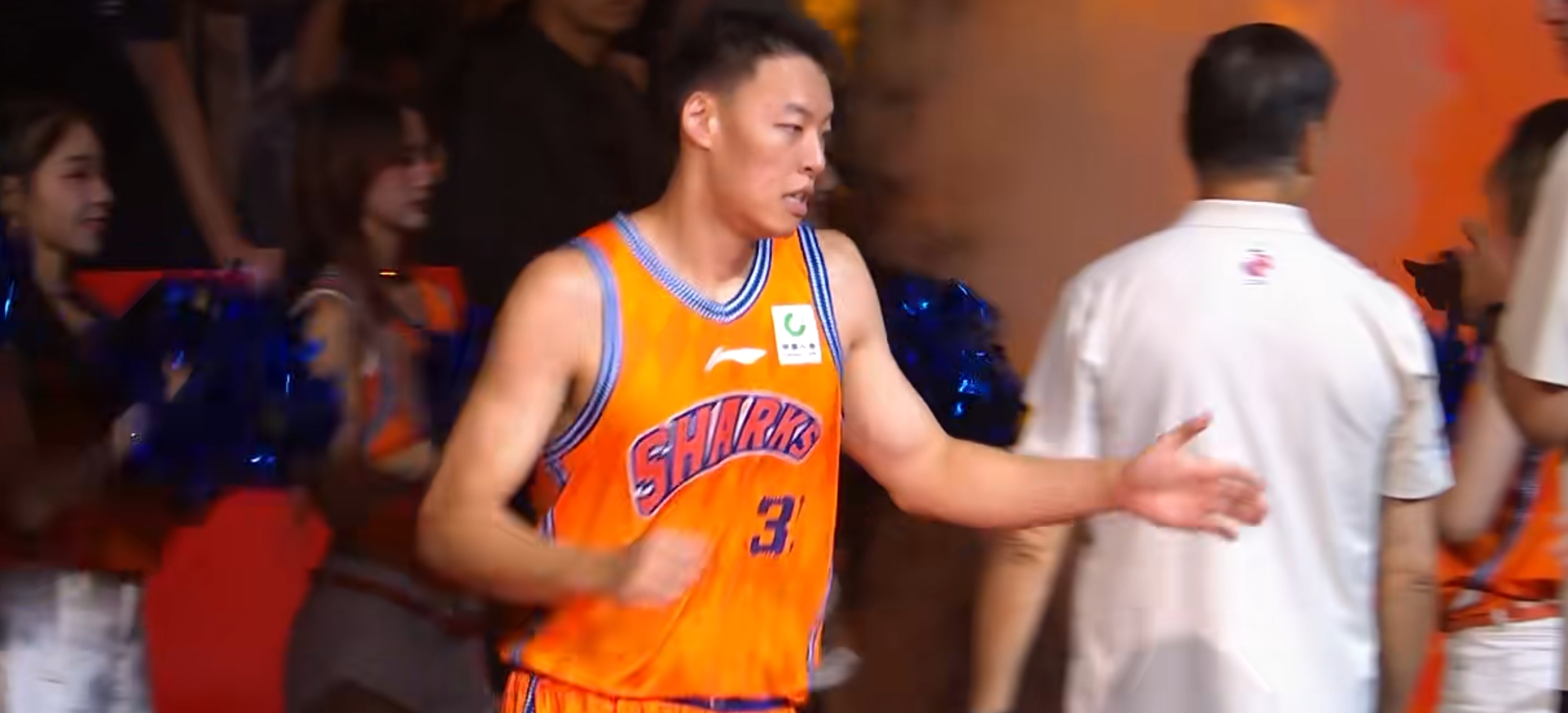 上海久事大鲨鱼和NBA G联盟联队的这两场友谊赛，看得人有点揪心。首回合输了，第二场还是以73 - 113惨败，遭遇两连败。
数据上，王哲林12分1篮板，袁堂文11次助攻盘活局部，刘礼嘉8分，偰李永炜9分3助攻。但对面布克奈特、杰伦·豪斯等都表现出色。
比赛中，开局上海队还能相持，可G联赛联队高强度