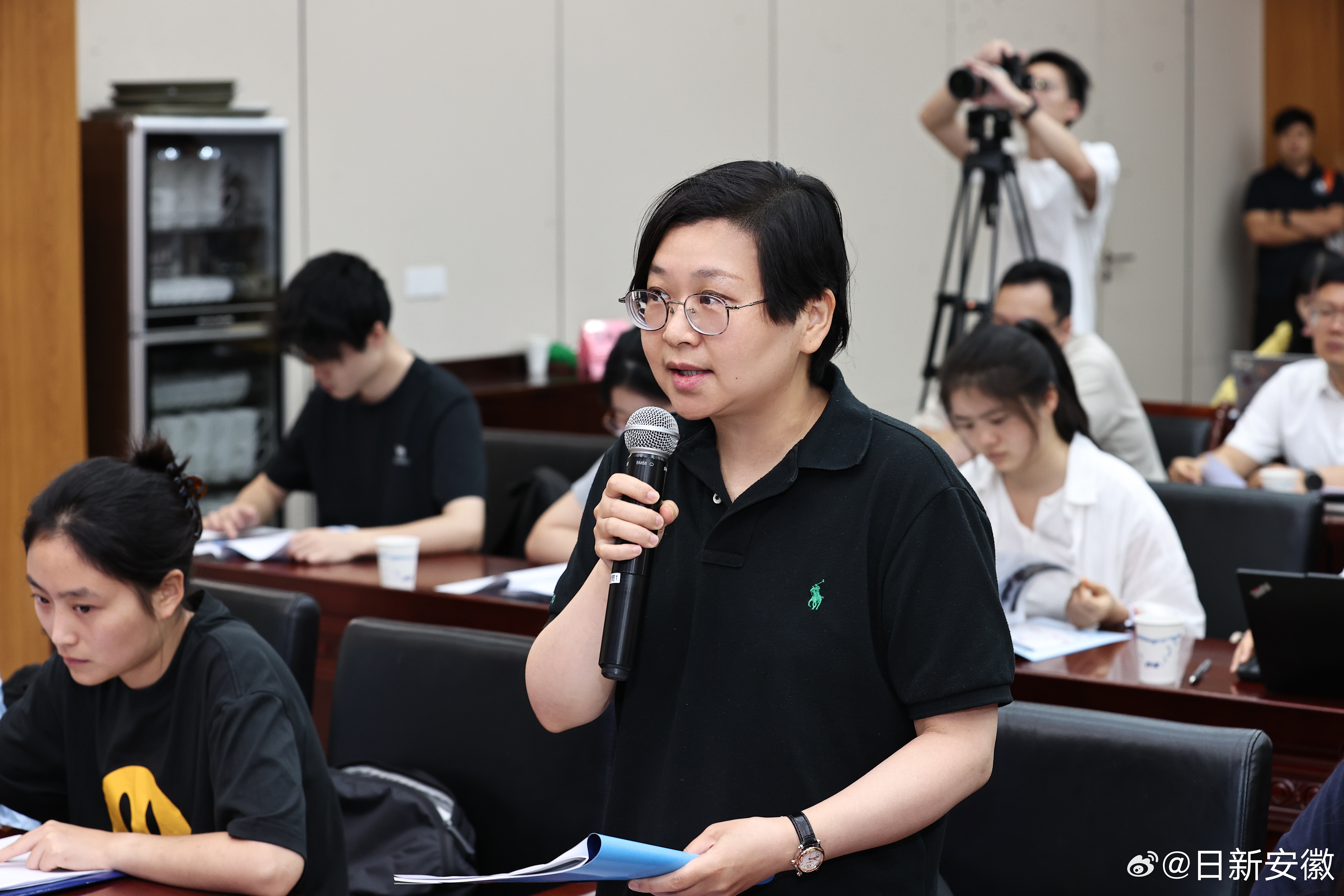 #直播新闻发布会#在记者提问环节，记者提问，2026国际汽联生态拉力杯（中国站）暨EF1安徽新能源汽车运动文化活动连续第三年在我省举办。请问，这一国际顶级赛事的持续举办，对安徽推动体育事业高质量发展具有怎样的重要意义？

省体育局副局长秦旭回答记者问题，《体育强国建设“十五五”规划》明确提 ​