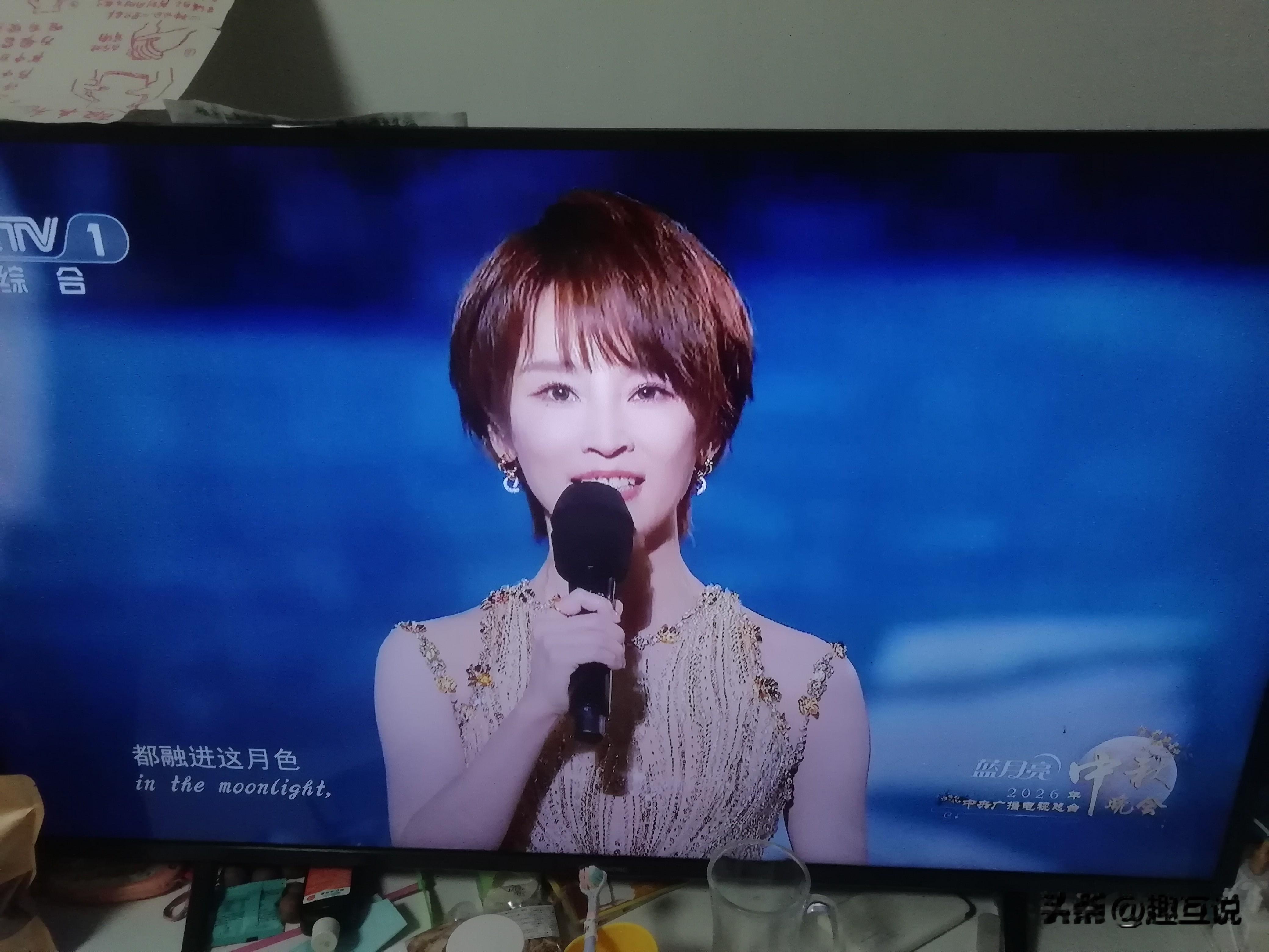 中秋晚会五位主持人，最让人意外的是谢楠和鲁健！

鲁健，做为央视著名主持人，要身高有身高，要专业有专业，好奇为啥没担当过春晚舞台的主持人呢？

谢楠，著名导演吴京妻子，我还真说不上来谢楠是演员还是主持人，之前没咋了解过，很惊艳很有气质的女人，吴京有福气！