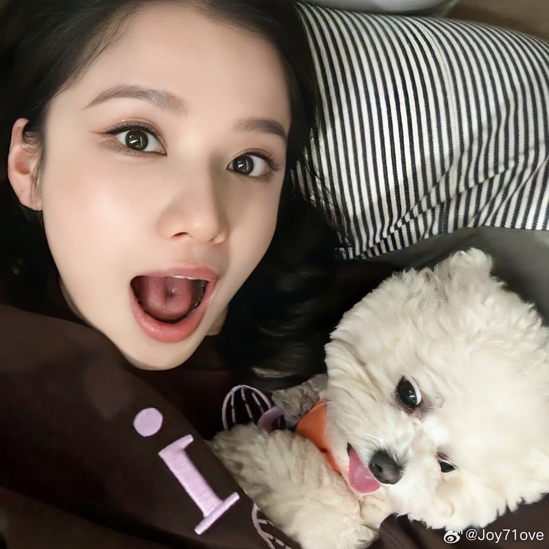 #张婧仪[超话]#[兔子]#张婧仪爬山偶遇阿姨讨茶喝# [给你小心心]#张婧仪代言比亚迪秦max# 

一笺浸透茉莉的雨信 正停泊在我垂落的眼睫

​
