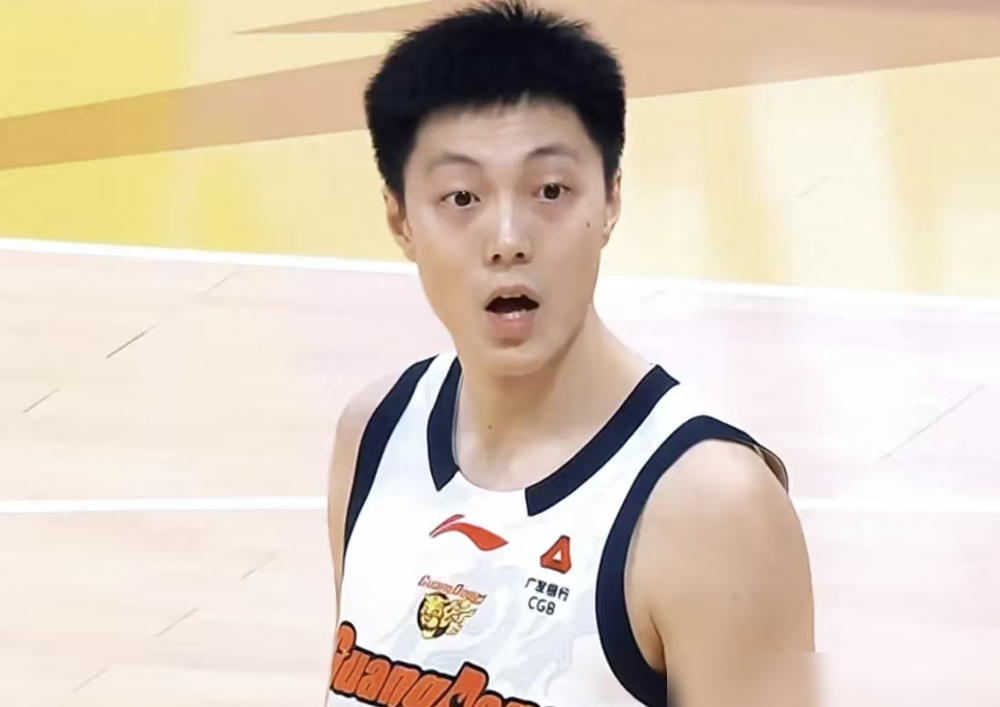 2400万的顶薪合同，场均9.1分。 广东男篮唯一的顶薪先生胡明轩...