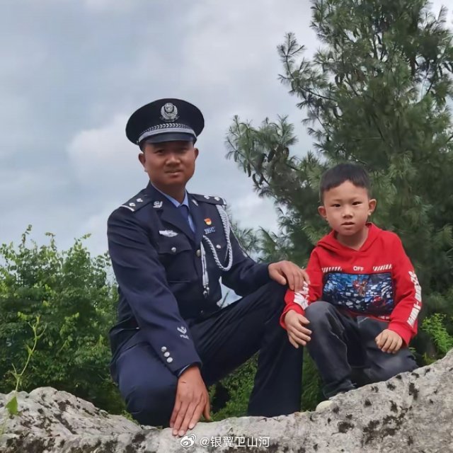 他曾是驻守吉隆口岸的边防武警战士，转隶成为边检站民警。

他本是有血有肉的普通人，家中有相濡以沫的爱人，有翘首盼归的孩子，还有日夜牵挂他的父母。
一身警服，扛起国门重任。卸下戎装，亦是寻常人家的丈夫、父亲、儿子。

可高原边关的风雪无情，他把生命永远留在了这片国境线上。 ​