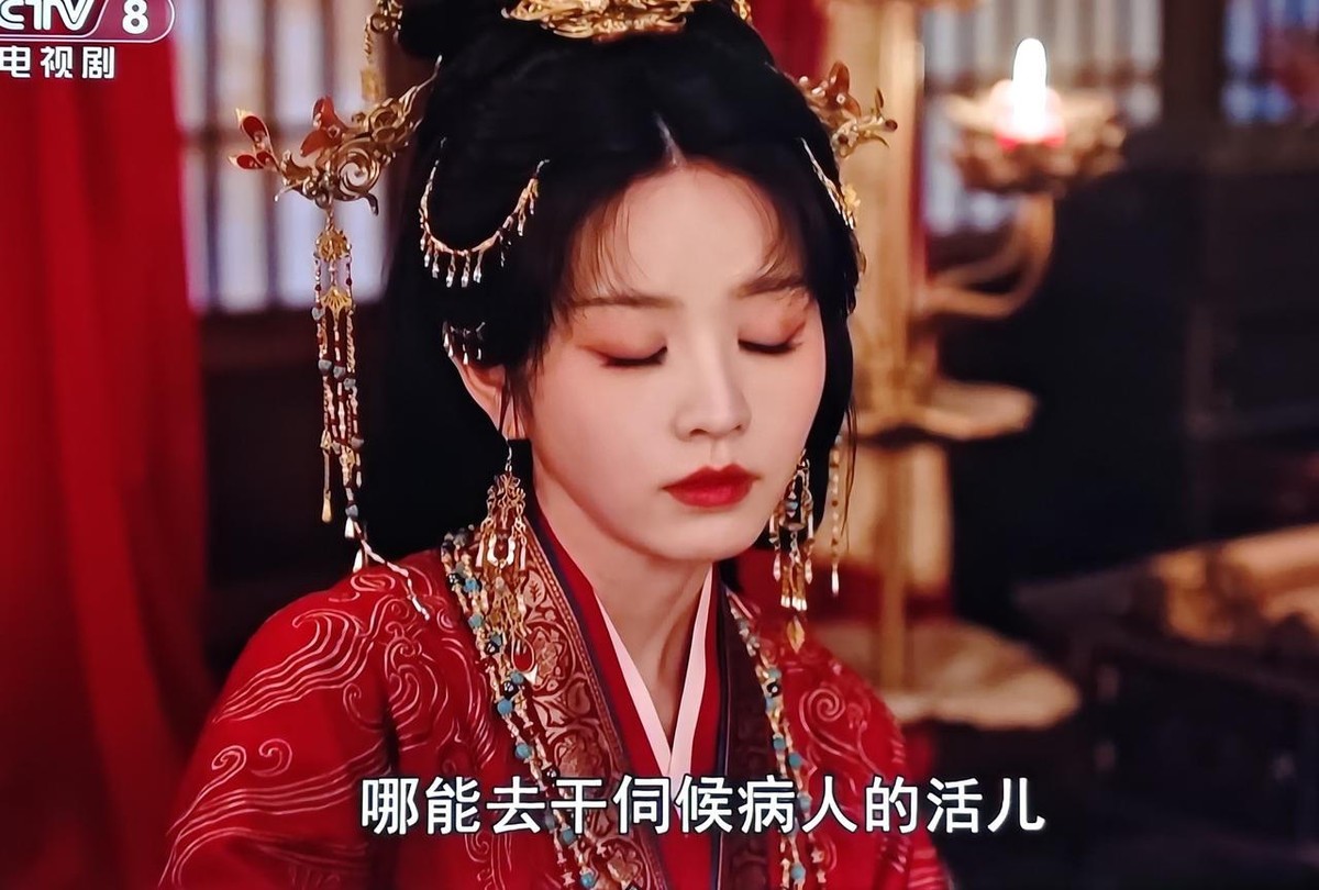 田曦薇新剧开播，粉丝砸1065万，观众骂五官乱飞
央视八套黄金档，《嫁金钗》开播当天收视全国第一。粉丝砸了33万座云包场，总价值超1065万，直接登顶女演员历史第一。同一时间，评论区吵成两派。一派说她换眼即换人，一派说她五官乱飞、短剧式浮夸。一部剧，两套完全相反的评价，同时挂在她身上。
骂声集中在哪