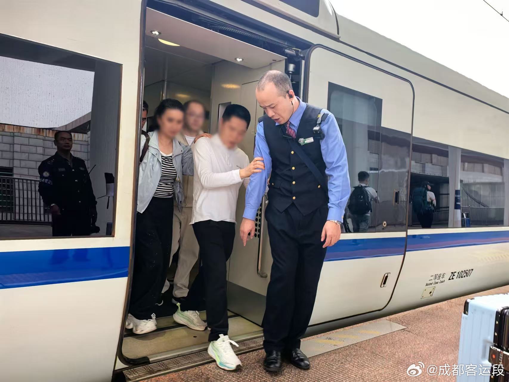 10月20日，由邛崃开往汉口的D632次列车，6号车厢迎来两位盲人旅客，列车工作人员当即上前贴心帮扶，并主动做好服务引导、放置行李，对乘车过程中的安全注意事项进行讲解。途中，列车工作人员持续关注旅客需求，帮助旅客接送开水和取拿物品做好关心和照顾，列车到站前，列车长提前联系到达车站站台工作 ​