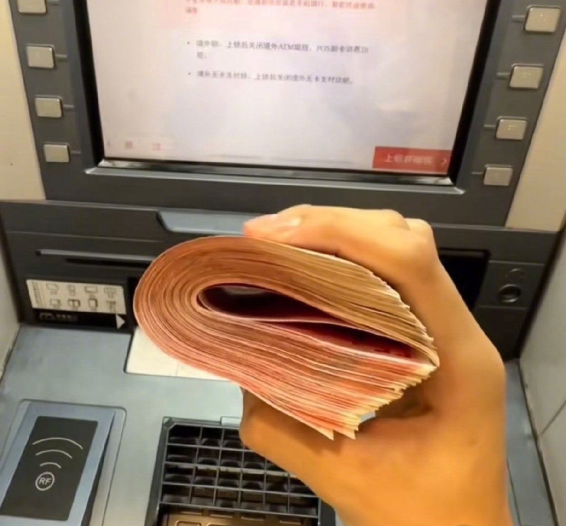 #一部iPhone到底有多贵#
电子支付让人忘记了金钱的厚度，原来一万这么厚 ​
