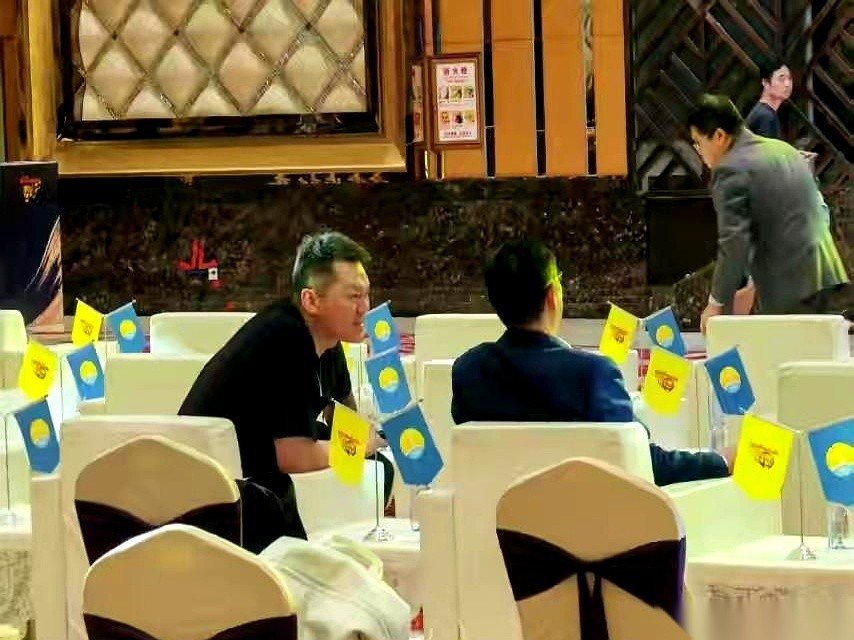 广东男篮新赛季的出征仪式上，陈海涛把朱芳雨和杜锋同时请回了现场。
看似只是一次名宿回家的公开亮相，底下的动作却意味深长：球队总经理的椅子目前还空着，陈海涛把邀请函递到朱芳雨手里，摆明了不只是来叙旧。
两人进场的时间比通知的早了不少。
杜锋停下脚步，转身站在大门口，跟着管理人员一起抬手迎客；朱芳雨连多