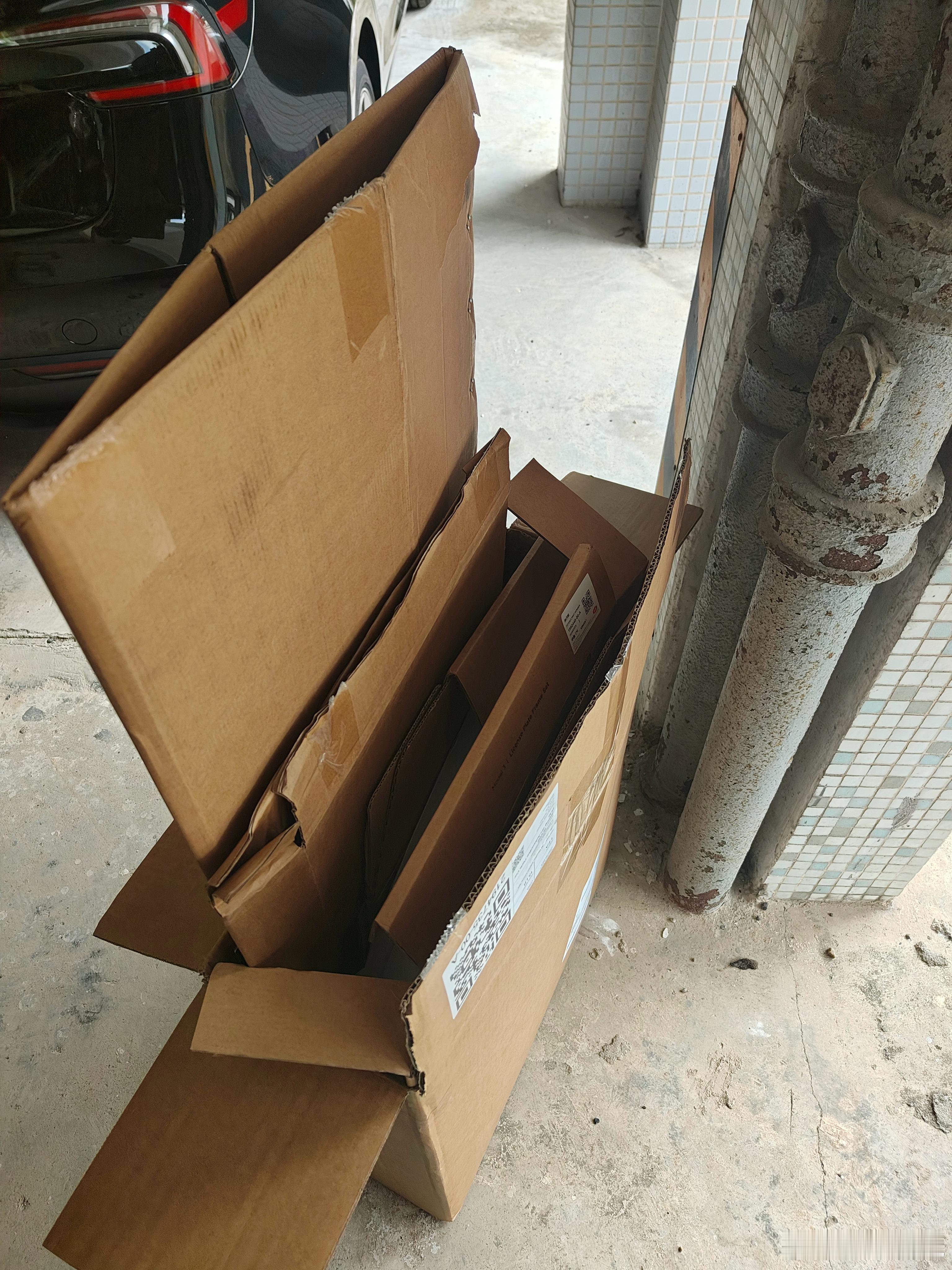 收纸皮了 拆箱装完车子的配件后 满地都是纸皮 一个一个给叠好 塞箱子里...