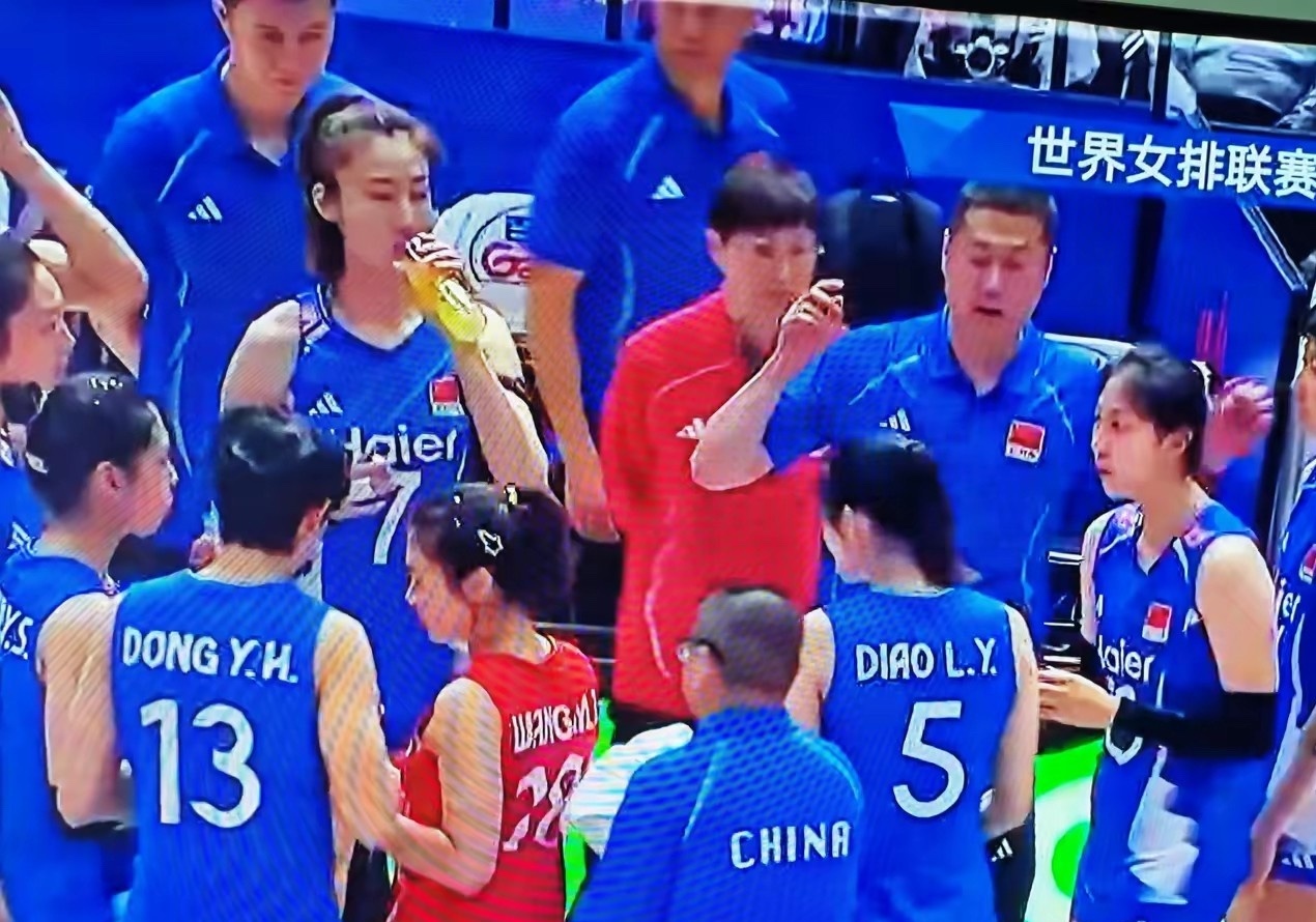 今天，中国队与伊朗队、泰国队与日本队的半决赛时间有变。球迷朋友们一定要看好时间，千万别错过这两场比赛，到时准时观看。

我认为，这两场半决赛真正值得球迷盯紧的，不只是对阵是谁，更是开赛时间别记错。

今天也就是8月29日，第一场17点15分，日本女排对阵泰国女排；第二场20点，中国女排对阵伊 ​