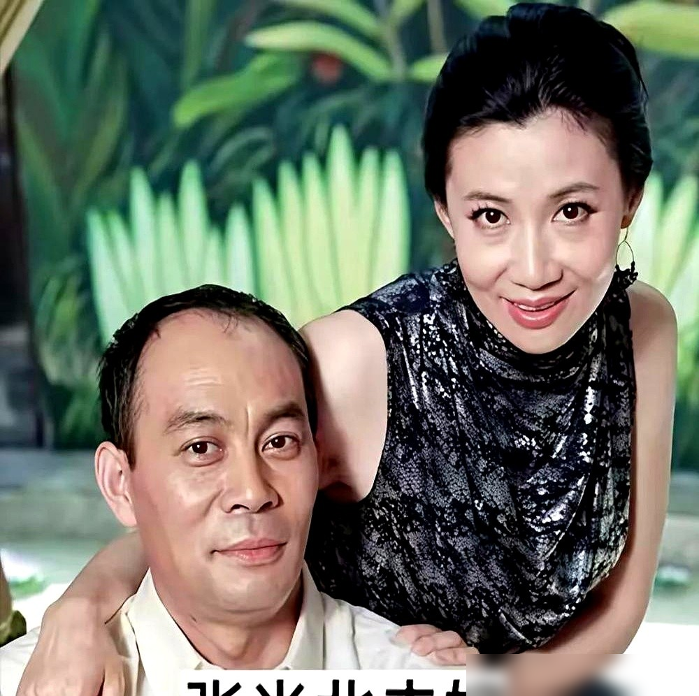 娱乐圈有个铁律：天天挂热搜秀恩爱的夫妻，最后基本全离了。
你仔细看辛柏青、夏雨这两对，结婚快二十年，平时没半点动静，出来就是拿奖。刘青云拿完影帝，转头就穿大裤衩去菜市场买菜。
王雷老婆李小萌更绝，为了守住家庭，连亲密戏都不碰。高圆圆和赵又廷关起门，聊的根本不是流量变现，而是生老病死。
这帮人活