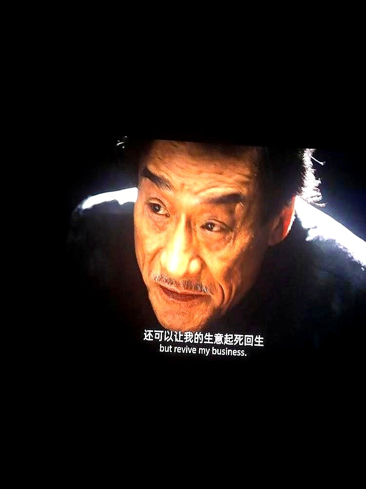 两个加起来快140岁的老戏骨，在天台上像街头小青年一样扯衣领肉搏。

这是某部悬疑片最荒诞的一幕。相声大咖对阵老牌影帝，本以为是神仙斗法的智商局，硬生生演成了老汉互殴。

编剧圆不回逻辑，破案全靠主角一拍脑袋的直觉。悬疑感没铺垫出来，满屏尽是家长里短的碎嘴子。实在编不下去了，干脆让俩老头爬上天台互撕