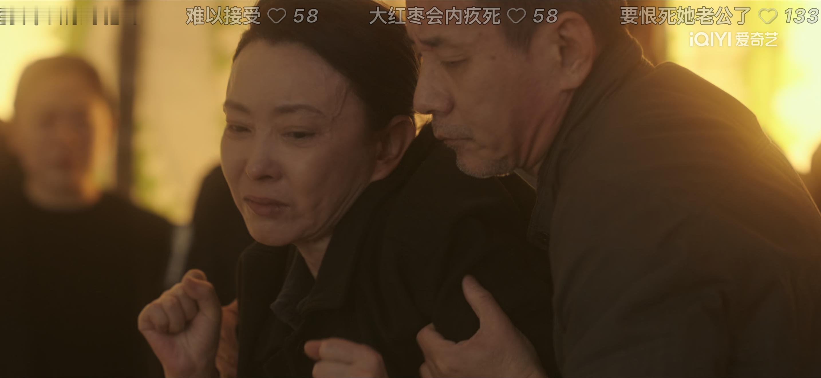 昨天夜里看到这场戏的时候，觉得这女演员演得实在太好了，看得我大半夜的想站起来给她鼓个掌，短短一场戏，把人物的情感百分百共情给观众了。。。我倒回去把这场戏看了好几遍。。。就觉得她的脸特别熟，但是怎么也想不起来她是谁，今天早上醒过来突然想起来了——她不是11的娘吗？！！这部戏随便一个配 ​