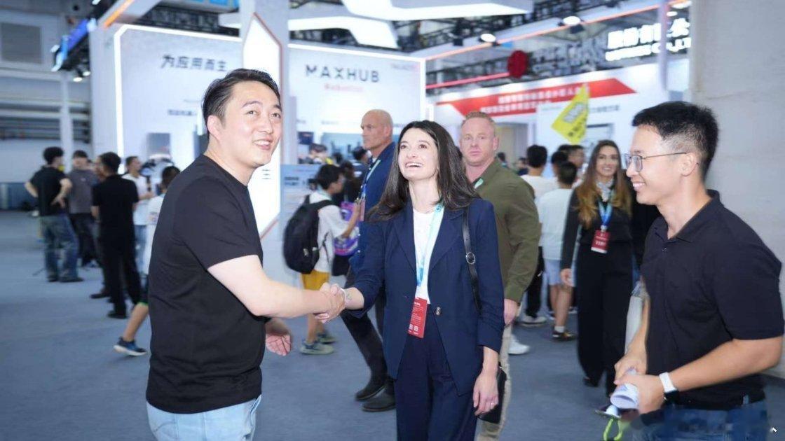 #黄仁勋女儿现身北京世界机器人大会#
黄仁勋之女、英伟达物理人工智能平台产品与技术营销高级总监黄敏珊现身2026世界机器人大会，走访多家参展企业，围绕人形机器人仿真、物理AI落地开展行业交流。
她的职业履历相当有反差：曾就读烹饪学校、在巴黎蓝带学习糕点葡萄酒，当过厨师，之后任职LVMH，2020年 ​