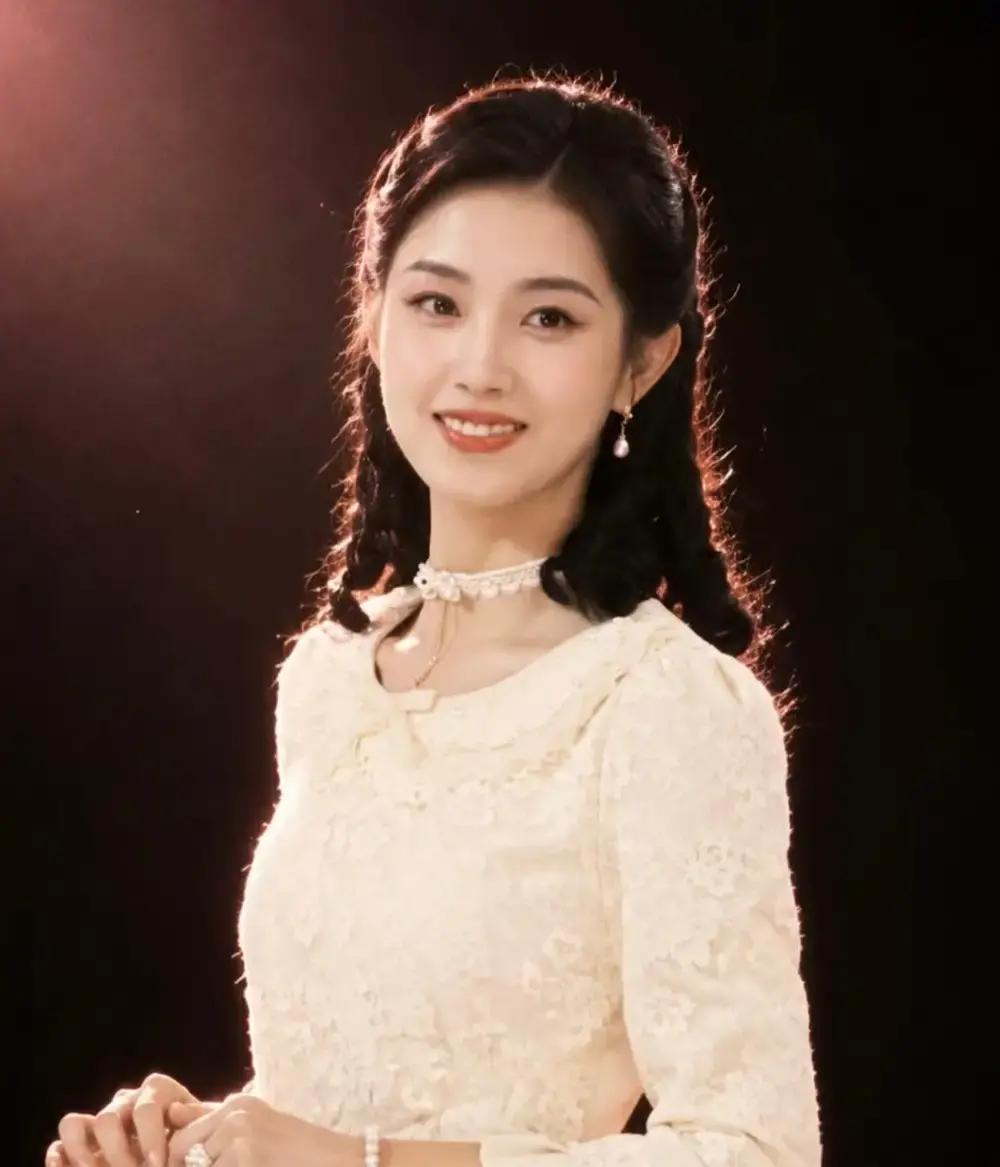 谁能想到，平时在几分钟短剧里打转的演员，换到长剧镜头前，居然能把科班女主衬得像个木头？
新剧《玉簟秋》上线后，女二郭宇欣的风评直接逆袭了。
按常理，大众焦点都在挑大梁的徐若晗身上。可几集看下来，不少观众的目光硬生生被饰演陶紫宜的郭宇欣给吸走了。
陶紫宜在剧里是个十足的倒霉蛋，一心扑在男主身上，