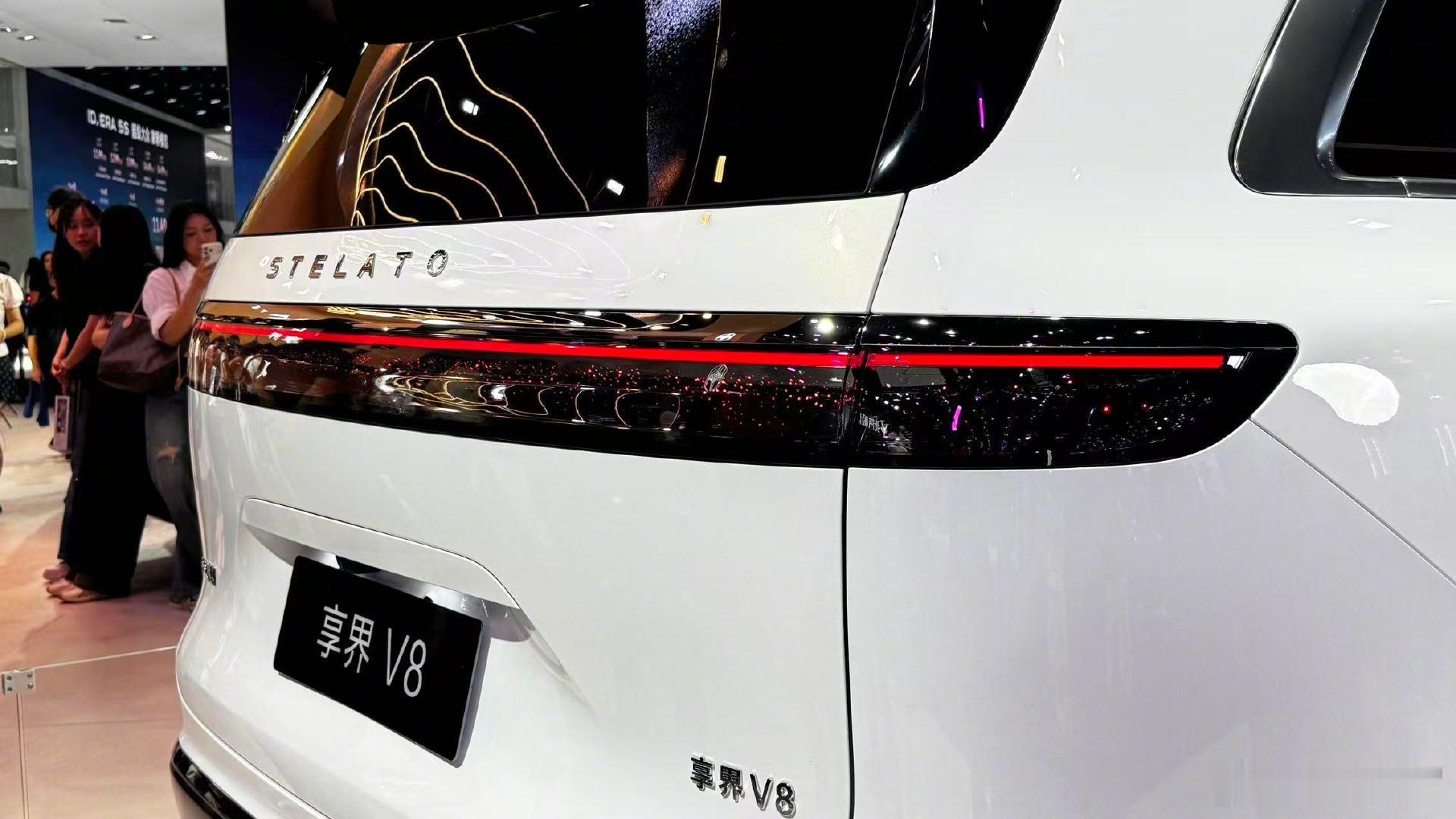 #2026成都车展# 享界V8实车首秀，车长5335mm，轴距3250mm，7座布局，配896线激光雷达，有增程和纯电可选。觉得定价多少合适？[笑而不语]
#家用爆款享界V8来了# #保罗车闻# ​​​​