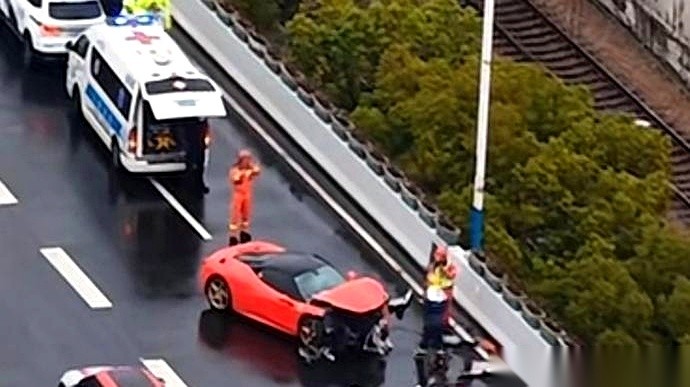 “嘭！”一声巨响，沪闵高架瞬间炸开。下午五点前，一辆法拉利跑车，通体血...