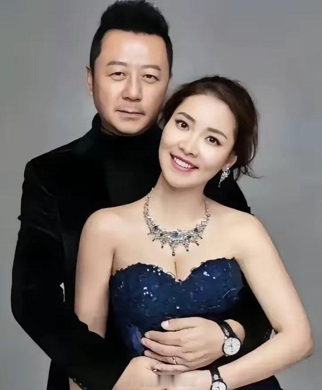 原来他们是一对明星夫妻,郭涛是小眼睛、嘴皮薄的男演员，长相一般。但他的老婆是大眼睛，高鼻梁的标准美女，五官立体、长发飘飘比较有气质，身材好气质佳。
​郭涛娶到她，真的是捡到宝了，很多人看过郭涛演的戏，但对他的老婆不太熟的吧。 ​