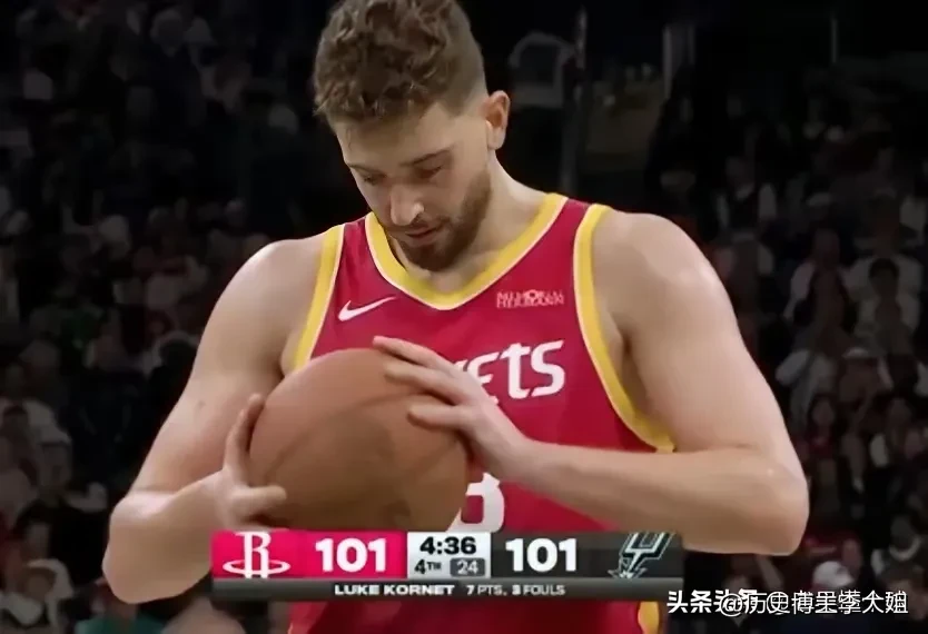 申京竟然变聪明了，火箭没白等他。

​今天火箭打马刺的比赛，除了阿门最后封盖文班亚马那个制胜球外，给我印象最深的当属申京，他打得很聪明，不管是在跟文班亚马的对位，还是跟科内特的对位，都占据了上风。

以前看申京打这种高大内线，我最担心的一件事，就是他太容易上头。

明明自己的优势在脚步、节奏和低位变