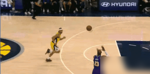 别信什么“走步已死”的鬼话。 看看这些集锦：詹姆斯招牌转身，脚底下拌...