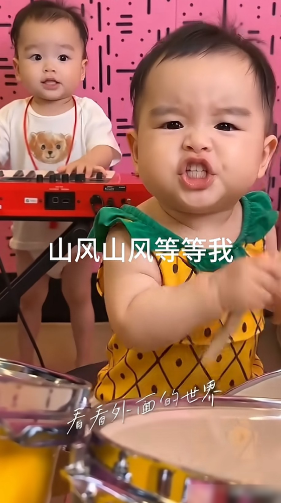 汪小菲当着马筱梅的面，刷到网友给小汪宝剪的AI视频，直接来了一句：麻六记官方号没这创意。
这话一出，等于把自家运营团队按在地上摩擦。自打2月23日小汪宝出生，这孩子就成了老汪家最忙顶流。网友拿他素材剪视频，AI配音、魔性运镜，播放量能把官方号按着打。马筱梅不拦着，还公开谢粉丝把儿子整得又生动又搞笑