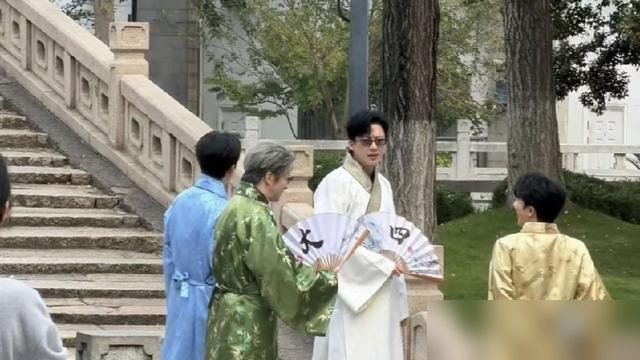 同一件袍子，周深穿上拖地三尺，刘宇宁穿上直接变九分裤。
《音乐缘计划》第三季苏州首录，一张合照把网友笑疯了。镜头里周深裹着袍子，下摆堆在地上，像偷穿大人衣服。旁边刘宇宁站着，同一款衣服，脚脖子露得明明白白。
190+的大高个，硬是把长袍穿出了缩水效果。网友辣评：这哪是均码，这是按周深身高定的吧。