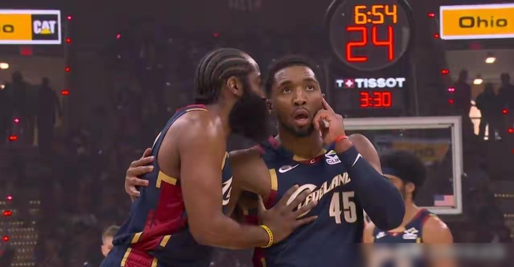 笑早了！猛龙更衣室当初庆祝躲开尼克斯，现在被骑士连干两场，0-2站在悬...