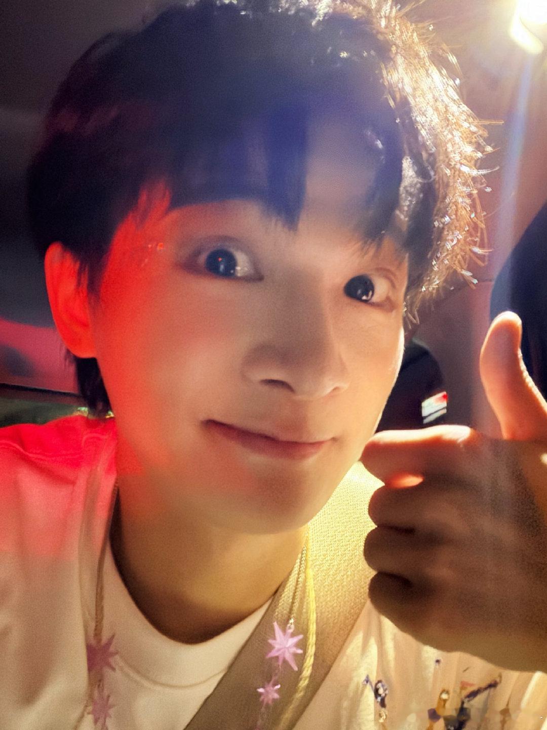 #周深[超话]#  “即便我不能见到你 我也很庆幸 因为我能在青春肆意的年纪遇见你.”
Even if I can't see you,I'm glad because I can meet you in my youth. ​