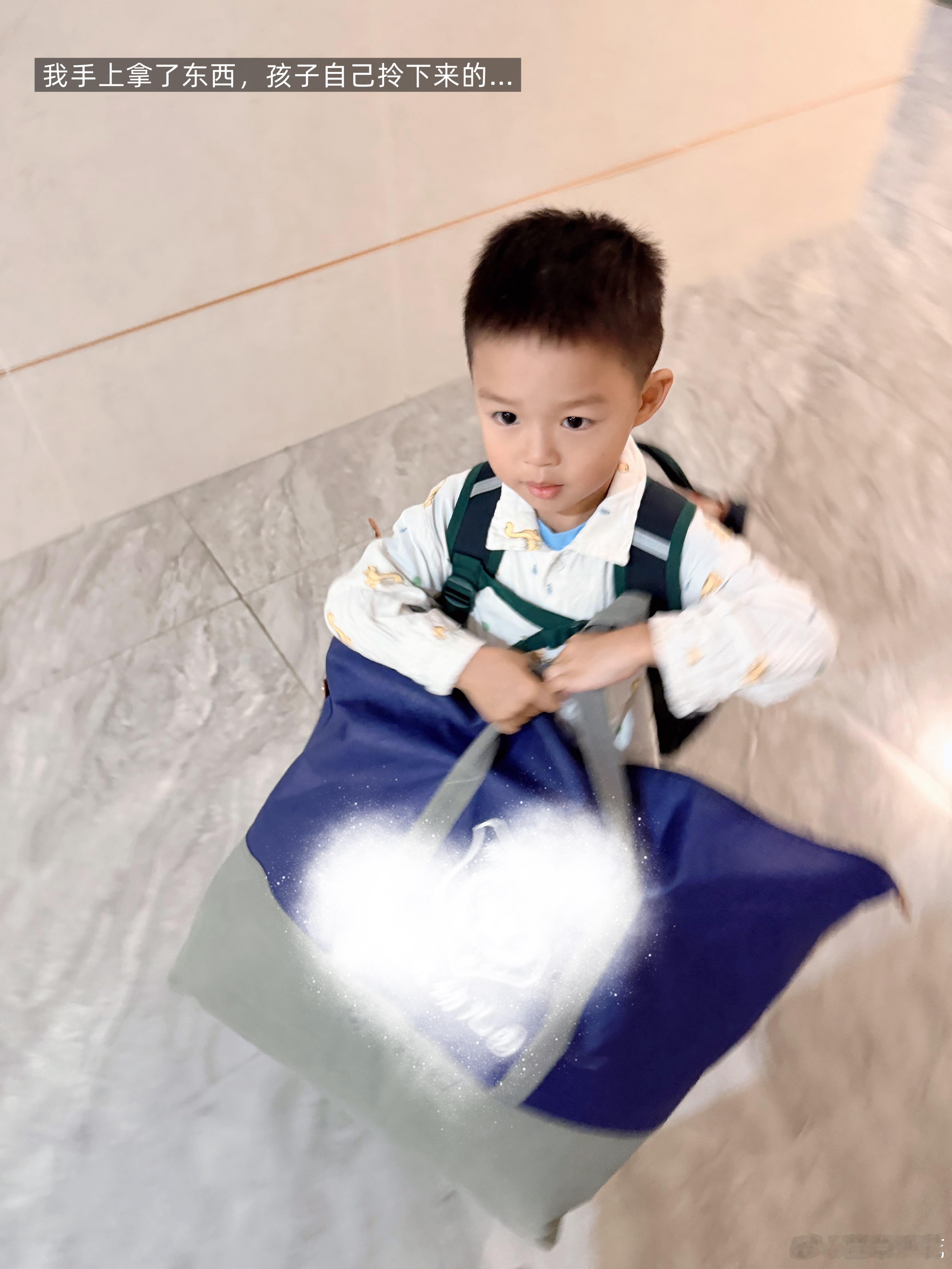 决定减肥从早起开始，送完孩子准备去游泳了，今天本来约了做 spa，算了，护肤哪有减肥重要，女人最好的医美是减肥娃一眨眼就三岁了，时间过得好快。我完全忘了之前带娃的辛苦和痛苦！我现在觉得蛮轻松的，也不知道是娃好带了，还是丑爹带得多了。我家带娃目前：一个主力带睡➕带娃、一个周末带娃、我宅家碎片时间高质量陪伴…兜崽爷爷没办法习惯成都的天气，在老家养身体！休养生息存钱…曾经的带娃主力，养老去了萱草碎碎念