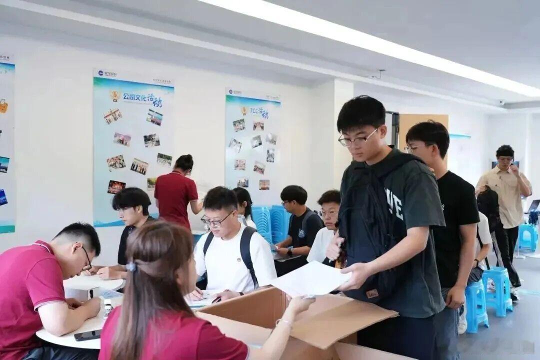 【校招440人又逼去打螺丝，星宇的“过河拆桥”是搬起石头砸自己的脚！】车灯龙头星宇股份这波操作，把“上市前先裁应届生”的荒诞剧情演到了公众面前。一边拿着高学历研发岗的校招名额，为冲刺A+H上市撑住人才基本面的门面，一边转头就给入职仅一个月的硕士们递上“主动离职或去流水线打螺丝”的二选一 ​