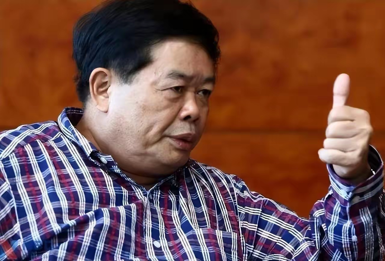 这段故事展现了曹德旺对家庭财产和子女教育的深刻理解，以及他对妻子陈凤英...