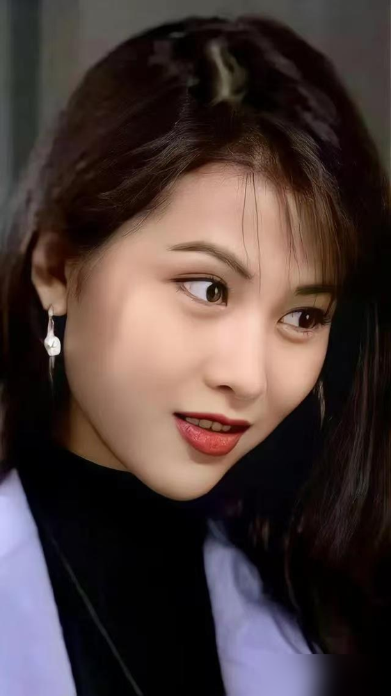 蔡少芬三个孩子的遗传，原来骗了所有人！
之前大家都在说，女儿没遗传到蔡少芬早期的婴儿肥，只拿到了后期的清瘦骨相。
大女儿14岁侧脸跟蔡少芬年轻时一模一样，次女12岁眉眼就是网友说的蔡少芬饼印，身高已经快170了。
6岁小儿子才绝，圆脸单眼皮抿嘴神态，完全是张晋童年照的复制粘贴。
原来遗传从来