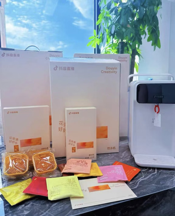 “宇宙大厂”的中秋礼盒，内含即热饮水机