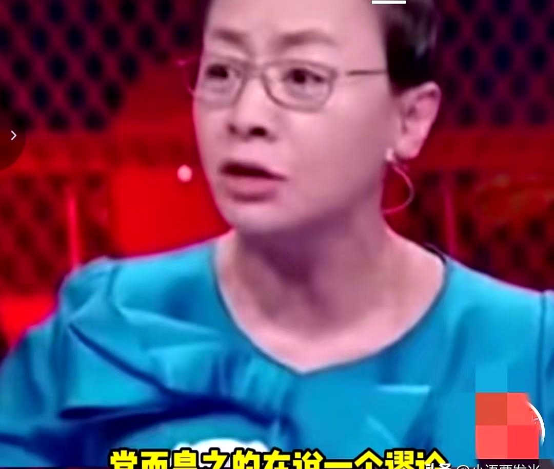 当年宋丹丹在节目里当面撕蔡康永，说他“用散文诗一样的调调，堂而皇之讲谬论”，当时不少人骂她太较真，现在看简直是人间清醒
 

那期辩题是“妈妈疯狂追星不着家该不该拦”，蔡康永张嘴就是诗和远方，主张千万别拦，说妈妈被家庭困了大半辈子，好不容易有了热爱，必须恭喜她去追逐自我
 

漂亮话谁不会讲？可过日