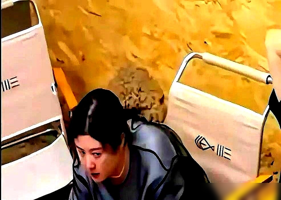 沈腾王琦被传婚姻破裂？根本不是这么回事！
这次陪母亲逛三星堆，沈腾推轮椅，王琦拎包，夫妻俩全程零交流，被网友抓着说感情亮红灯。
扒了今年两次路人路透，阿那亚撸串沈腾全程和朋友聊天，王琦专心啃鸡爪；三亚吃火锅也只是偶尔对视一笑，本来就是这种各司其职的平淡画风。
中年夫妻最好的婚姻，从来不是演给外