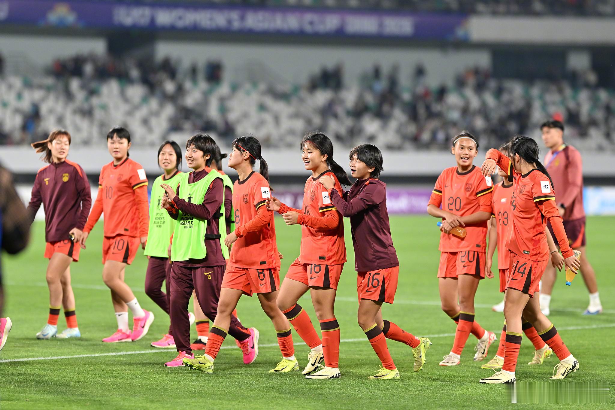 中国U17女足晋级世界杯】U17女足亚洲杯1/4决赛，中国队3-0完胜印度队，晋级四强的同时，获得U17女足世界杯的参赛资格！第38分钟，刘雨希助攻，黄沁怡推射破门。半场补时阶段，刘雨希主罚点球一蹴而就。进球后，刘雨希做出滑跪庆祝。第90分钟，李启娴劲射锁定胜局。半决赛中，中国队将对阵朝鲜队。