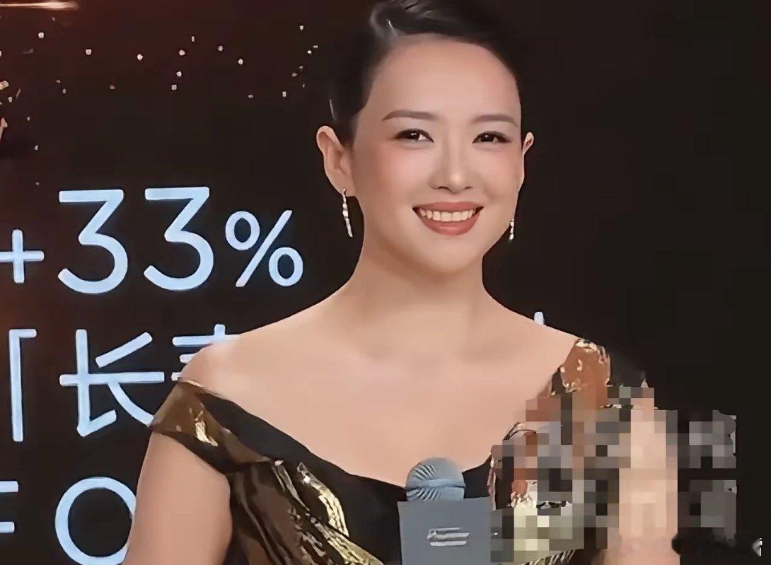 章子怡回应整容传闻：“我没有整容，3月末4月份的时候我拍了一部电影，为了那个电影我增肥了很多，为角色付出是演员最基本的职业道德。”
​章子怡被传整容的原因是，大家发现她的脸更馒头一直肿了起来，尖下巴都没了，整个脸都非常的圆润，这种突然的巨大变化，让网友们觉得她是整容过度导致。
​但实 ​