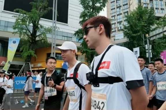 起跑了，张指导人气好高
	
#张继科 #祝福张继科的整个人生