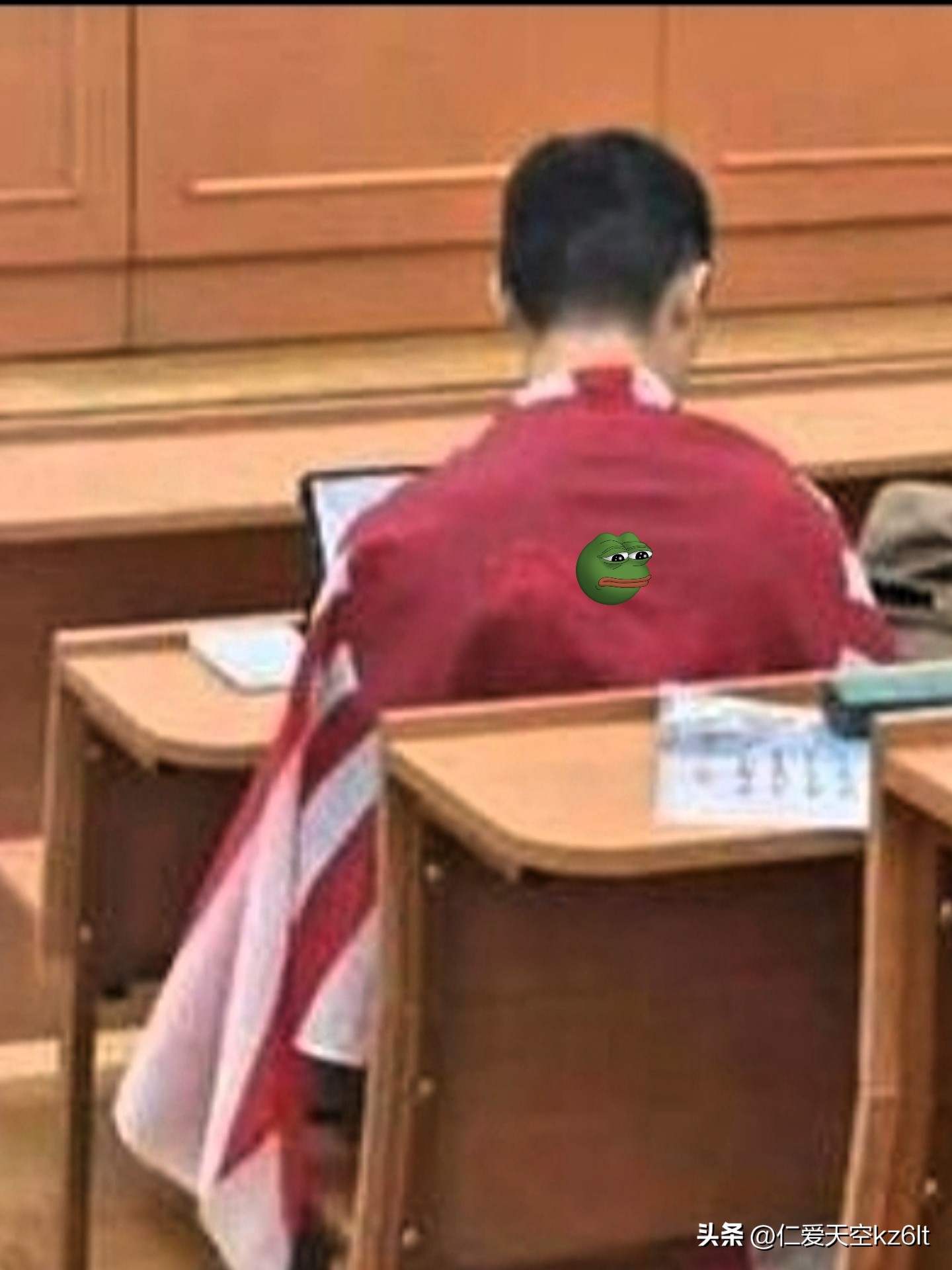 真解气！莫大留学生当场制止同胞错误行为，守住国人底线
 
莫斯科国立大学一名南京籍历史系留学生，在课堂展示中身披旭日旗、摆放相关道具，行为引发巨大争议，现场华人留学生第一时间勇敢上前制止，当场点明这是中华民族的历史伤痛，及时制止了不当行为持续发酵，事件曝光后，在俄留学生积极收集完整证据，

通过正规