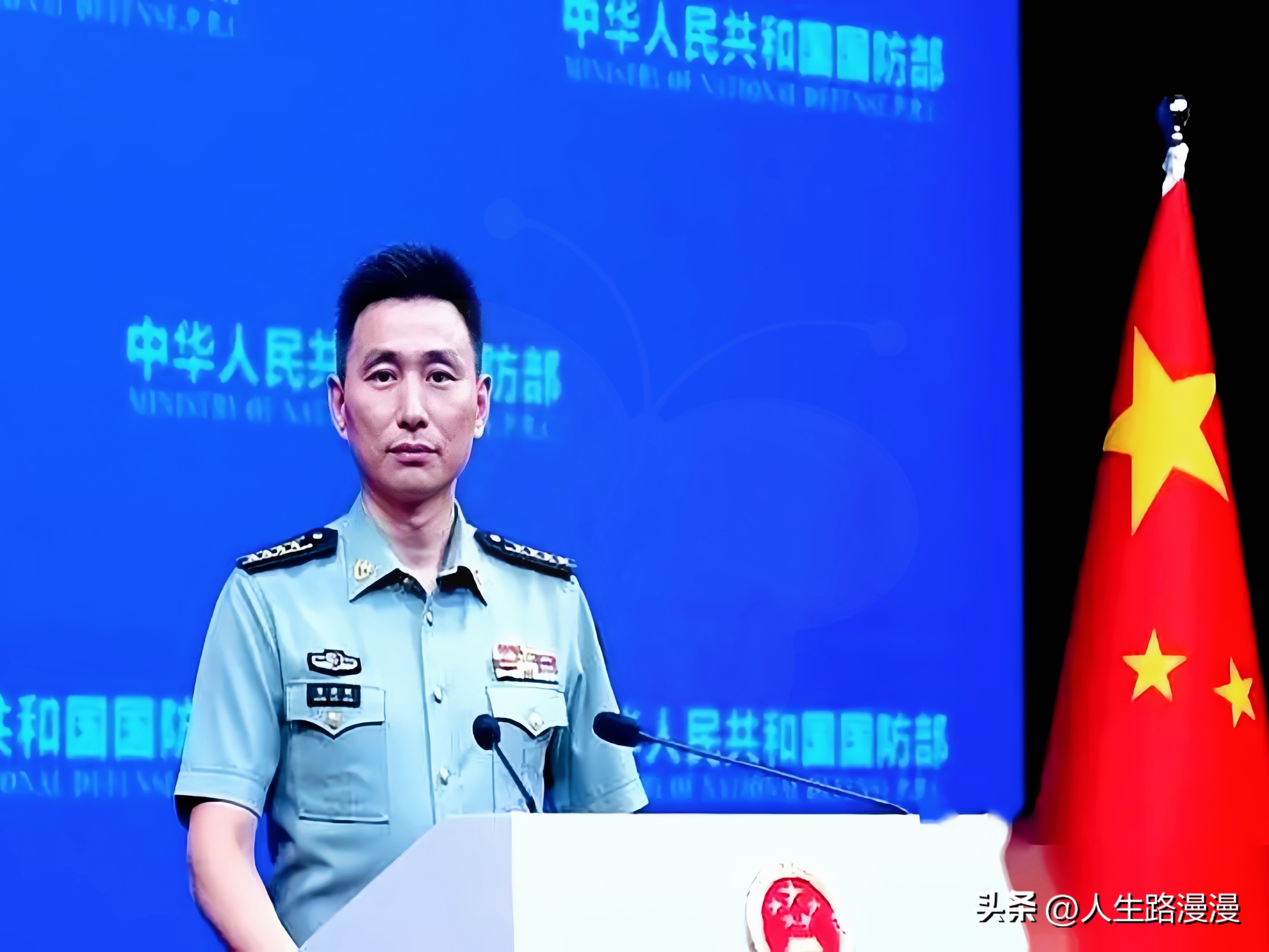 沈腾这次，属实是把“喜剧人”的招牌给砸碎了，又重塑了一尊金身。

国防部大校在发布会上那番话，听得人心里发酸。谁能想到，一个靠卖笑脸起家的演员，竟在战火纷飞的中东题材里，演出了和平的沉重。

票房19亿，豆瓣8.7，这数字背后，是无数观众被那句有口安稳饭吃给刺痛了。

平日里我们抱怨日子乏味，嫌生活