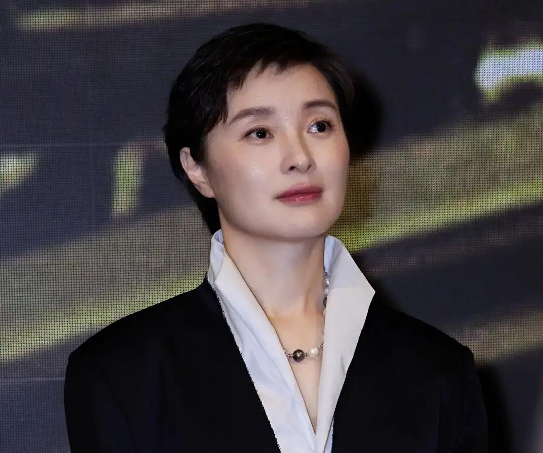 吴越
那个“毛病”，连好闺蜜柯蓝都快受不了了
。
说白了就是洁癖，严重到什么程度？柯蓝去她房里串门，想
坐会儿歇歇脚，结果看一眼那床单叠得跟豆腐块似的，愣是站在那儿没
敢往上碰。
吴越自己也意识到这事儿不对劲，那次柯蓝一进门，她直接
下了“通牒”：“你必须给我坐下！”
这可不是为了客