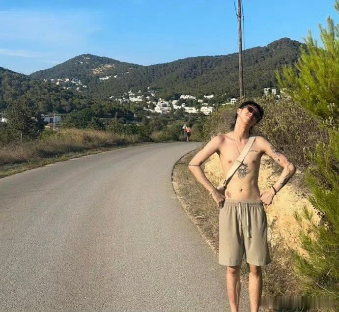 伊能静21岁儿子哈利去西班牙旅游，这次他没有穿女装，而是光着膀子，感觉家庭氛围很开放 
庾澄庆说不会和伊能静同框 ​
