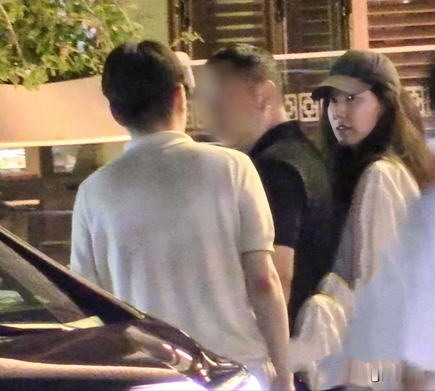 疑似高露老公曝光，
私下同框甜度超标。

有人拍到高露跟着圈外老公参加朋友聚会，饭局结束大家准备离开。她老公和男性朋友走在前边，高露跟在后面，到饭店门口的时候，直接靠在老公肩膀上和朋友聊天，看着特别温柔。镜头里能看出来她老公体型偏胖，肚子很明显。

不少人看到照片，都说这就是高露的圈外丈夫。也有人提