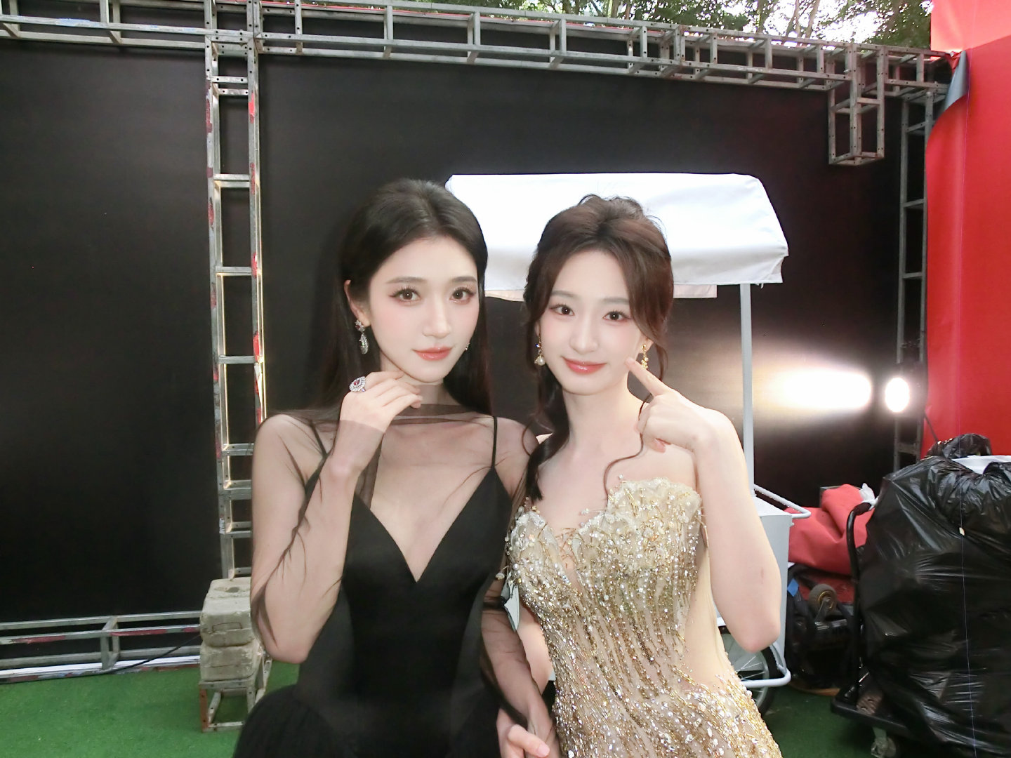 转载了的微博图片
入坑女主：王格格
现Top1女主：谭盐盐
始于格格，沦陷盐盐✨
我的短剧入坑女主｜王格格
我的短剧女主Top1｜谭盐盐
一个是开启短剧世界的初心，
一个是反复回看永远心动的白月光。 ​