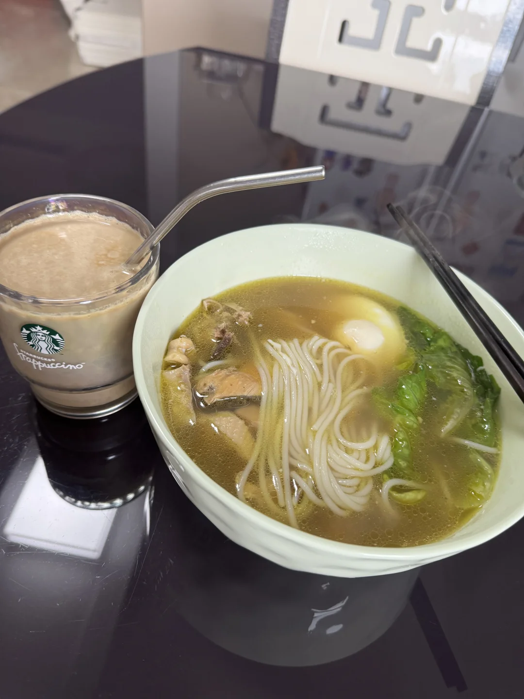 今天小孩姐要吃鸡蛋灌饼和鸡排鸡米花，中年妇女就消灭冰箱剩菜吧，剩下的一盒鸡汤煮个